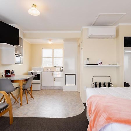 Highway Lodge Motel Balclutha Bagian luar foto